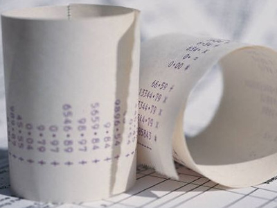 Υποχρεωτική η πινακίδα για τις αποδείξεις στα καταστήματα