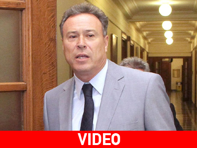 Ο Γιάννης Σγουρός στην Λουκίλα Καρρέρ και τη Λίτσα Θεοφάνους