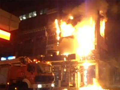 Υπό μερικό έλεγχο η φωτιά στο κτήριο πλησίον της καπνοβιομηχανίας «Κεράνης»