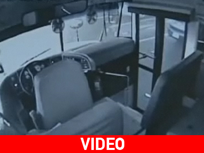 Ανεμοστρόβιλος σε σχολικό λεωφορείο on camera