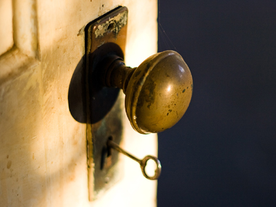 Έκλεισαν οι πόρτες της Βουλής για τους κουμπουροφόρους