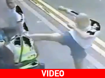 Τον έφτυσε, τον έγραψε και τον κλώτσησε στο πρόσωπο