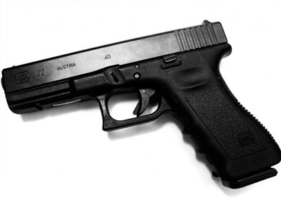 Καταιγισμός πυροβολισμών έξω από σπίτι