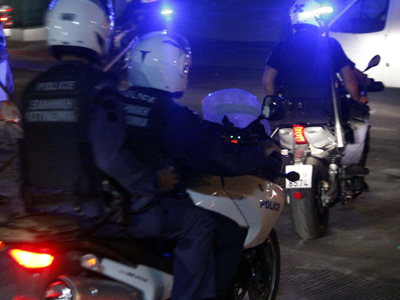Χτύπησαν και εγκατέλειψαν αστυνομικούς