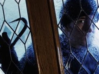 Διέρρηξαν και έκαψαν τρία σπίτια στη Σαλαμίνα