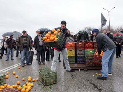ΠΑΜΕ: «Επιχείρηση» τρομοκράτησης των αγροτών