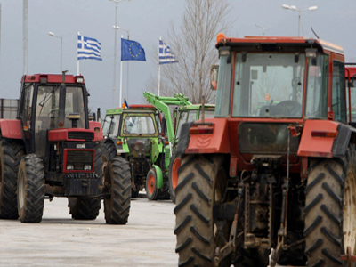 Κλειστά παραμένουν τα μπλόκα των ροδακινοπαραγωγών στην Πέλλα