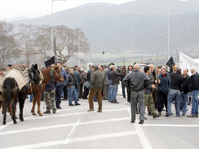 Δασεργάτες απέκλεισαν τον κόμβο Ασπροβάλτας