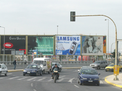 Διαφημιστική πινακίδα «έκλεισε» την Αθηνών-Κορίνθου