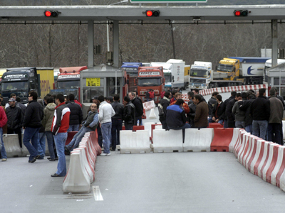Απέκλεισαν την εθνική οδό διαμαρτυρόμενοι για το μνημόνιο