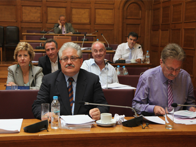 Μακελειό στη Βουλή για τον επιπλοποιό