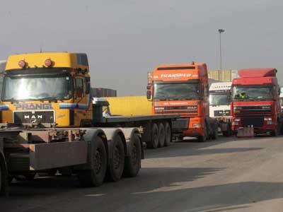 Φορτηγά «περικύκλωσαν» το ΥΕΝ