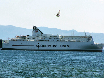 Πλοίο εμβόλισε τουριστικό σκάφος