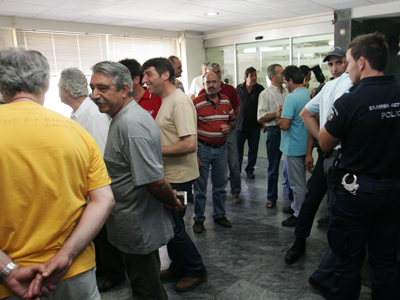 Μεταλλεργάτες κατέλαβαν το Υπουργείο Απασχόλησης