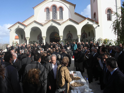 Πλήθος κόσμου στο μνημόσυνο του Νίκου Κακαουνάκη