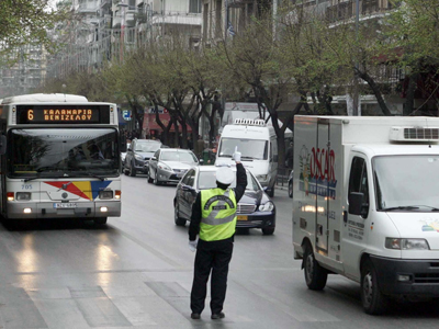 Στο νοσοκομείο… γιατί στάθμευσε στη λεωφορειογραμμή!
