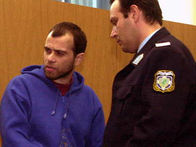 Βαριοπούλα και εύφλεκτα υγρά στο αυτοκίνητο του Μαζιώτη