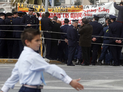 Διαμαρτυρία κατά των οικονομικών μέτρων στην παρέλαση
