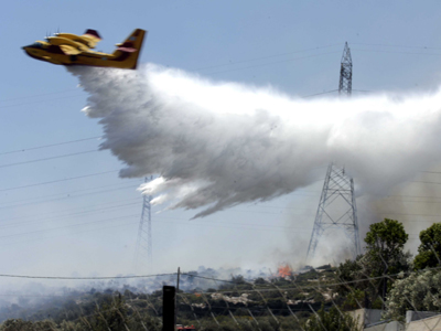 Καίγεται πευκοδάσος στην Κόρινθο
