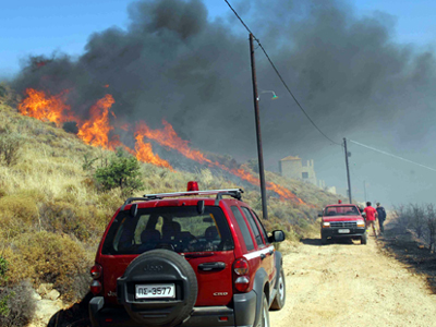 Φωτιά σε ξερά χόρτα σε παράπλευρο της Αττικής Οδού