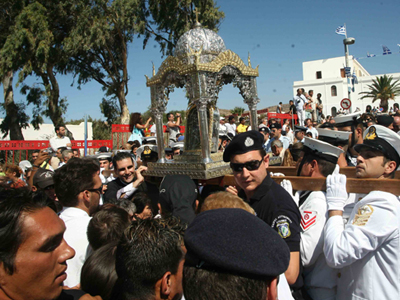 Ξυλοκόπησαν και λήστεψαν αστυνομικούς στην Τήνο