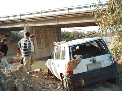 «Βουτιά» θανάτου από γέφυρα