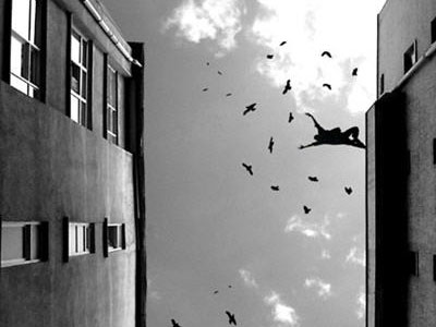 Σκοτώθηκε ανήλικος πέφτοντας από ταράτσα