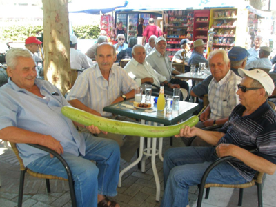 Αγγούρι γίγας… εκτίθεται στην πλατεία Τυρνάβου