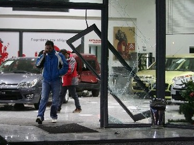 Κινηματογραφική ληστεία σε αντιπροσωπεία ΙΧ