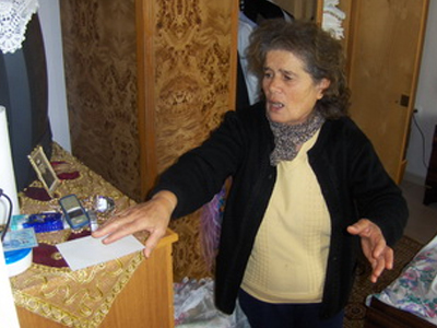 Την έσερναν από τα μαλλιά για να τη ληστέψουν