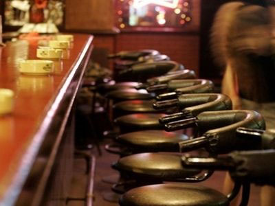 Εκτός από ποτά «σέρβιραν» και γυναίκες