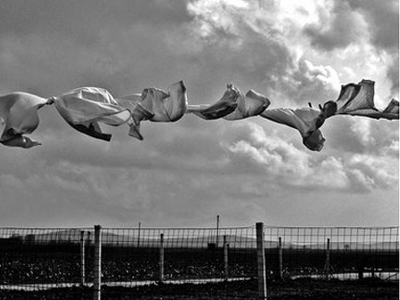 Έπεσε από τον 2ο όροφο και σώθηκε!