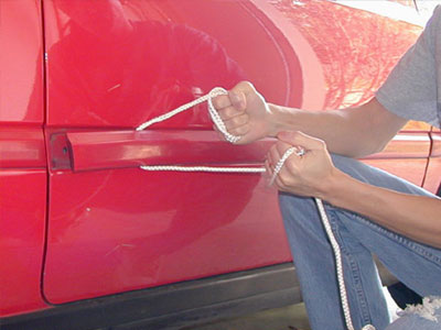 Έδεσε τον γιο του και τον έσερνε με το αυτοκίνητο