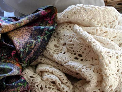 “Ψηλά τα χέρια. Κάτω τα ρούχα”!