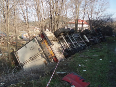 Ανατροπή νταλίκας στην εθνική οδό