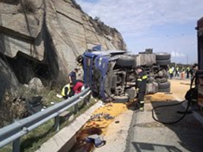 Κομφούζιο από ανατροπή νταλίκας στην Αθηνών – Κορίνθου