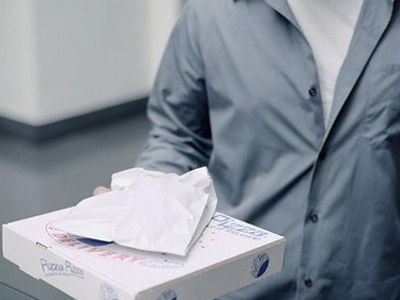 Λήστεψαν διανομέα φαγητού με απειλή σιδερογροθιάς