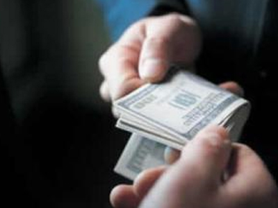 Υπάλληλος του ΙΚΑ εκβίαζε επιχειρηματία