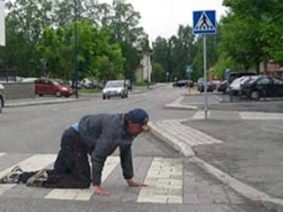 Μέθυσε, έπεσε και χτύπησε