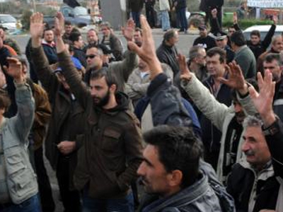 Αγρότες κατέλαβαν τη ΔΟΥ Σερρών