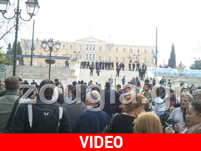 Υπό τις διαμαρτυρίες εκπαιδευτικών η μαθητική παρέλαση