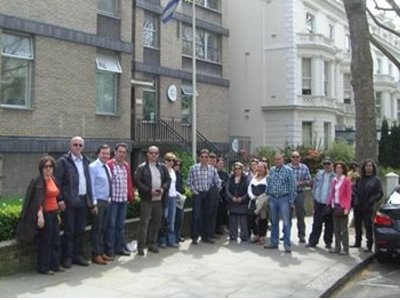 Στους δρόμους οι Έλληνες εκπαιδευτικοί και στο… Λονδίνο