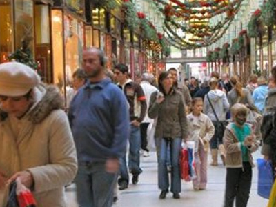 Τα γιορτινά τους «φορούν» τα καταστήματα