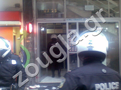 Επίθεση κουκουλοφόρων στο γραφείο του Κατσιφάρα