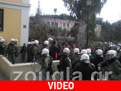 Στον εισαγγελέα οι 12 συλληφθέντες Στον εισαγγελέα οι 12 συλληφθέντες