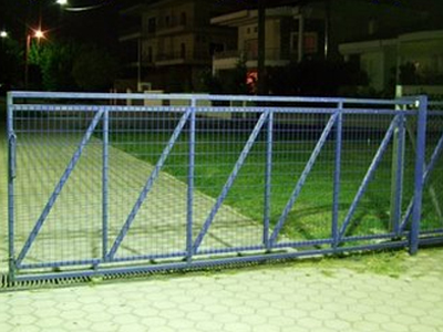 Τρίκαλα: Αδελφάκια καταπλακώθηκαν από πόρτα γυμναστηρίου