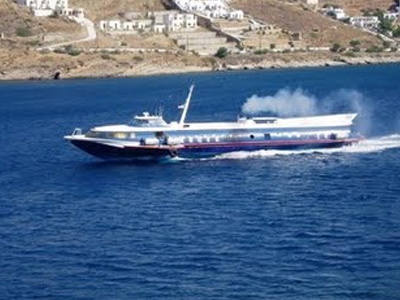 Με μηχανική βλάβη ταξιδεύει το Flying Dolphin 23