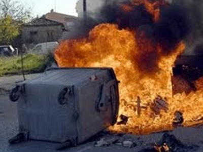 Στις φλόγες κάδος στη Θηβών