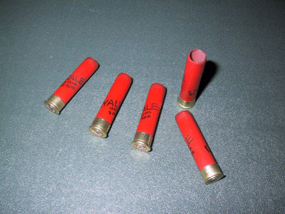 Του έπεσαν… σφαίρες από τις αποσκευές