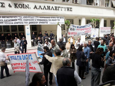 Στους δρόμους γιατροί και νοσηλευτές